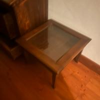Tavolino da salotto in legno con piano in vetro