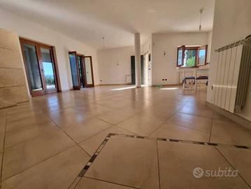 Villa di 200 m² con più di 5 locali e box auto a P