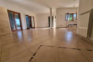 Villa di 200 m² con più di 5 locali e box auto a P