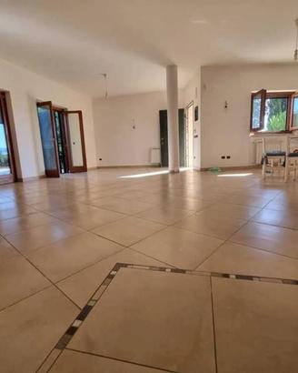 Villa di 200 m² con più di 5 locali e box auto a P