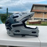 Casco con possibilità di tenerlo chiuso o a