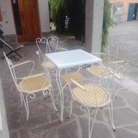tavolo in ferro battuto bianco con sedie abbinate