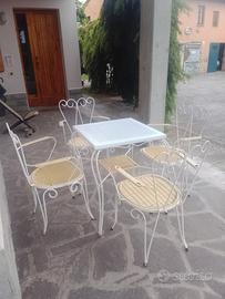 tavolo in ferro battuto bianco con sedie abbinate