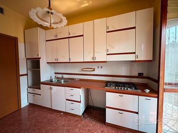 Cucina con piano di cottura + vetrinetta