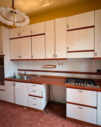 Cucina con piano di cottura + vetrinetta