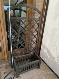 Fioriera con traliccio grigliato legno rampicanti