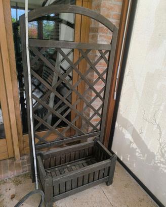 Fioriera con traliccio grigliato legno rampicanti