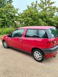 Auto berlina Alfa Romeo 145 TD (2000 cc).