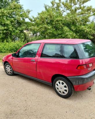 Auto berlina Alfa Romeo 145 TD (2000 cc).