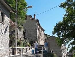 Lugnano di Vazia. Appartamento nel borgo