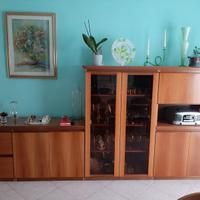 Soggiorno con tavolo e sedie