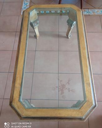Tavolino in legno intagliato con piano in vetro