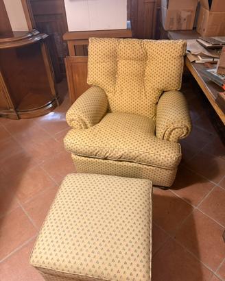 Poltrona e poggia piedi imbottiti
