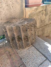 Antico frammento di colonna scanalata in pietra. 