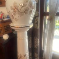 Colonna con vaso decorato a mano in ceramica