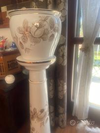 Colonna con vaso decorato a mano in ceramica