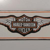 logo dipinto su legno a 2 livelli