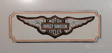 logo dipinto su legno a 2 livelli