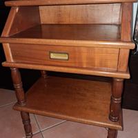 Comodino con cassetto coppia e sedia