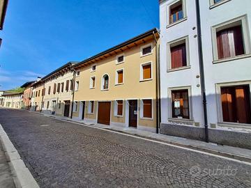 VILLASCHIERA CON GIARDINO: eleganza, storia e q...