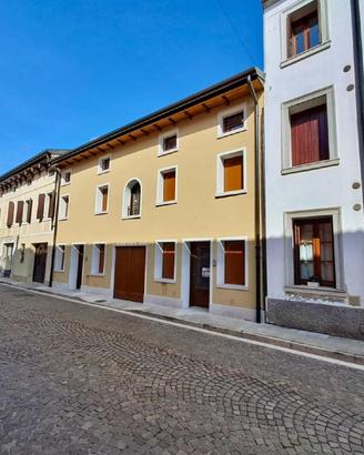 VILLASCHIERA CON GIARDINO: eleganza, storia e q...