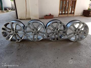 Cerchi da 17" con gomme usati