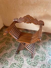 Sedia dantesca in legno intagliato, stile Savonaro