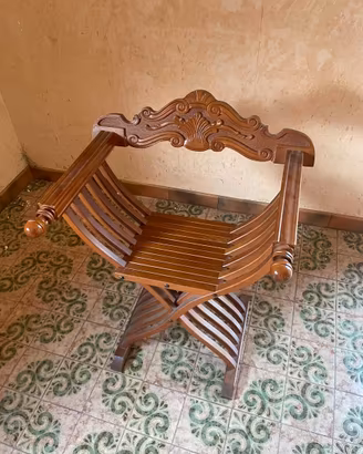 Sedia dantesca in legno intagliato, stile Savonaro