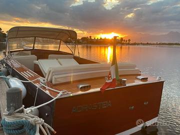 Motoscafo in legno tipo riva