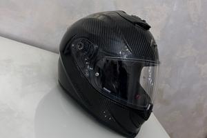 Casco integrale in carbonio