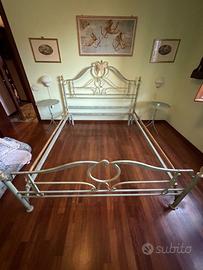 Letto e comodini in metallo