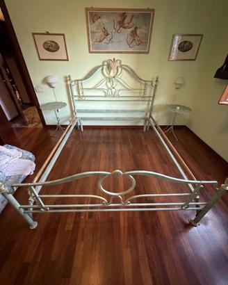 Letto e comodini in metallo