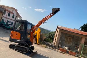 MiniEscavatore Dooson 18 q carro variabile