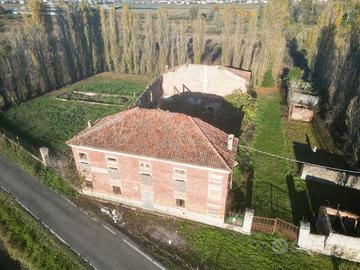 TecnoAzienda: Rustico da ristrutturare con