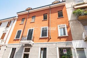 -TRE LOCALI CON TAVERNA ED AREA ESTERNA-