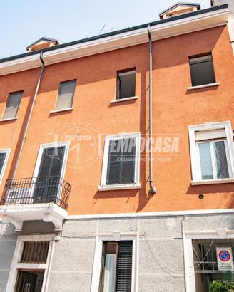 -TRE LOCALI CON TAVERNA ED AREA ESTERNA-