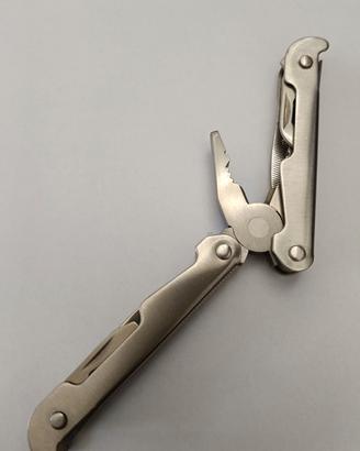 Piccola pinza Ferrino multifunzione tascabile 
