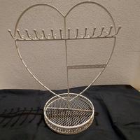 Portagioie in ferro a forma di cuore.