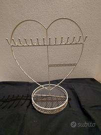 Portagioie in ferro a forma di cuore.