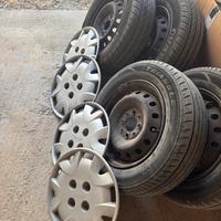 Cerchi Fiat ferro da 13 con gomme nuove.