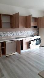 Cucina con LAVASTOV. FORNO e TAV. TUTTO in OLMO.