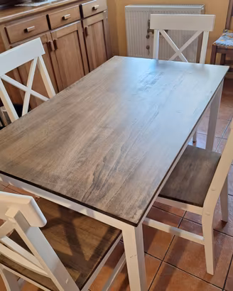 Tavolo e sedie cucina