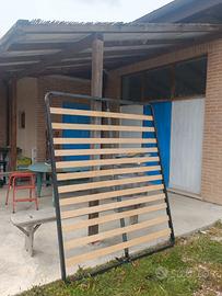 letto 2 piazze, con doghe di legno 