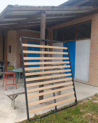 letto 2 piazze, con doghe di legno 