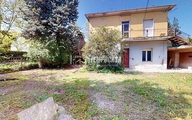 SOLUZIONE BI-FAMILIARE DA RISTRUTTURARE IN ZONA CE