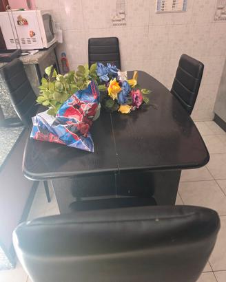 tavolo da cucina con 4 sefdie