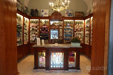 Antico arredo mobili Farmacia.
