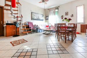 2 LOCALI IN PICCOLA PALAZZINA