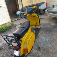 Vespa 50 Piaggio Gialla