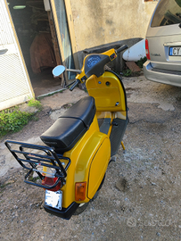 Vespa 50 Piaggio Gialla